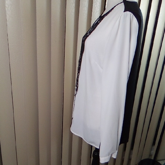 Elegant White and Black Lace Women's Top - Picture 3 of 5